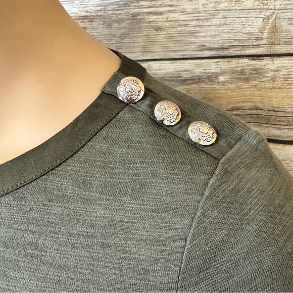 White House Black Market T Shirt Green XS Ribbon Silver Button Shoulders Crew - Picture 2 of 6